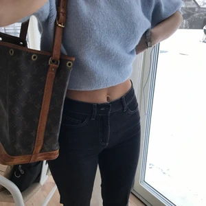 GRÅSVARTA ASSNYGGA JEANS MED VITA SÖMMAR - Säljer mina favoritjeans som tyvärr blivit för små, sjukt snygga detaljer som de vita sömmarna, storlek 38 men beroende på hur man vill att de sitter passar de 36-40, jeansen är raka och midrise. Nypris 799kr