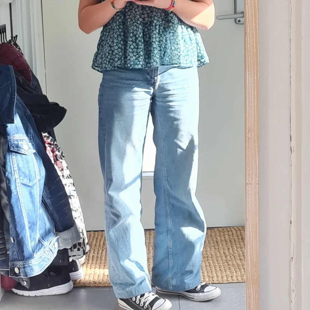 Ljusblåa vida jeans från monki i modellen Yoko. Jag har själv sytt upp dem, jag är 160 cm lång och dem passar perfekt i längden. Dem har lite slitningar bak på fickorna men annars så är dem i bra skick. 💘 Skriv privat om ni vill ha fler bilder på byxorna.. Jeans & Byxor.