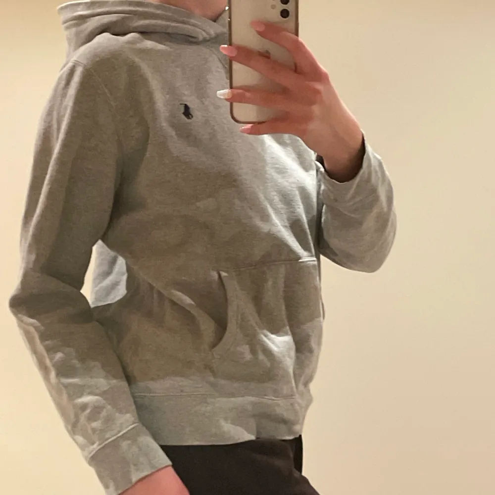 Grå poloralphlaren hoodie i barn storlek XL, men passar mig bra som är S. Knappt använda!☺️. Hoodies.