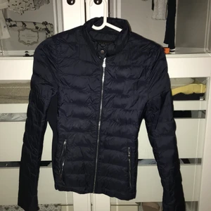 Dunjacka zara - Marinblå tunn dunjacka från zara i strl XS, nypris 899kr🧚🏼 Ena fickans dragkedja fungerar inte riktigt men annars är den i fint skick!