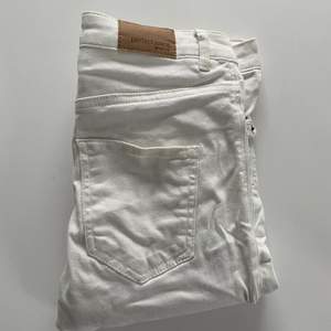 Vita jeans från ginatricot. Säljer då de ej passar längre. Storlek M