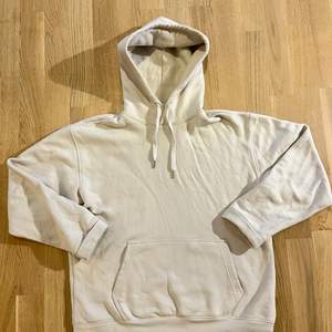 Tjena!  Säljer denna fina hoodie från ARKET i off-white i 100% bommull. Den är i strl S men är ’Loose Fit’ så den är S/M. Köpte den för kanske 2 månader sen och använt den kanske 4 ggr, så den är väldigt bra skick.