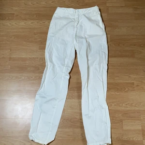 FIlippa K byxor storkek 46 - Tunna vita byxor från Filippa K storlek 46. 