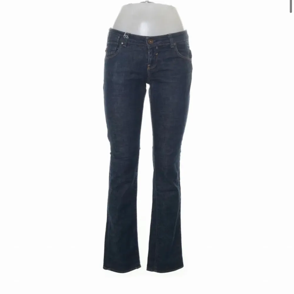Jeans från sellpy, alldrig använda då de tyvärr va förstora . Jeans & Byxor.