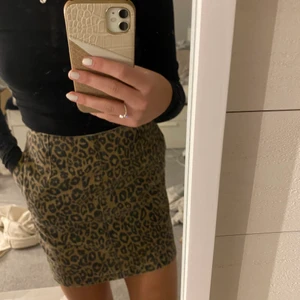 Kjol med fickor från Bik Bok - Kjol med dragkedja bak och fickor fram, strl 38/S. Nypris 350kr, säljer för 150kr.