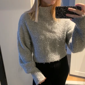 Grå stickad tröja  - Superfin stickad tröja från Monki, endast använd ett fåtal gånger och är i väldigt fint skick. Skickas eller hämtas i Uppsala. 