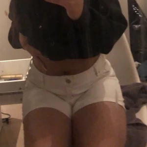 Lågmidjade jeans shorts vita - Den är gott skick men dock gammal går ett att hitta nånstans är i från kaphal och kostade 300 när det köptes inte använt