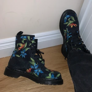 Dr Martens  - Super snygga dr Martens som är helt oanvända och är därav fortfarande lite stela i modellen och behöver gås in. Finns inga märken på dessa och är som nya. Just dessa är Limited edition och finns därför inte längre att hitta nånstans. För fler bilder eller andra frågor så är det bara att höra av er😋Dessa är stl 38 men passar även mig som har stl 39. Kan i vissa fall mötas upp i Stockholm😁