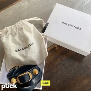 Balenciaga armband - Säljer detta mörkblåa balenciaga armband som jag köpte på plick för ett tag sen (lånade bilder därifrån). Bra skick förutom ett litet jack i lädret på slutet men inget som syns särkilt mycket när man har på sig det❤️ box och dustbag kommer med!