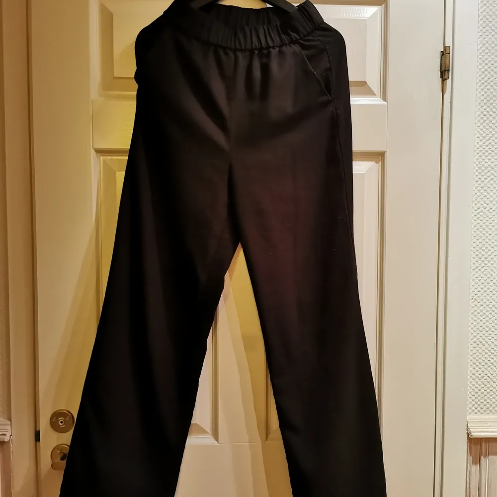 Svarta kostymsbyxor från HM, fickor och resårmidja. . Jeans & Byxor.