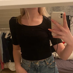 Svart fin topp - En väldigt snygg modern topp som passar perfekt till en middag eller annat lite festligare tillfälle. Detta är en topp som är köpt från Monki och är storleken XS men jag skulle även säga att den passar en S. 