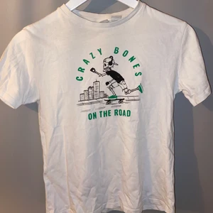 T-shirt - Kort vit t-shirt från mango. Passar xs/s. 