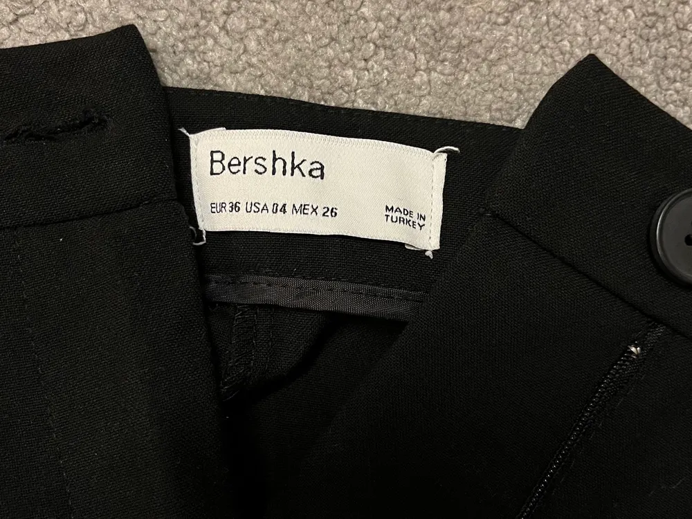 Säljer dessa fina kostymbyxor från Bershka pga de är för små. Knappt använda och är därför i bra skick. Köpta för 299kr men säljer för 80kr + frakt. Är i storlek 36.❣️. Jeans & Byxor.