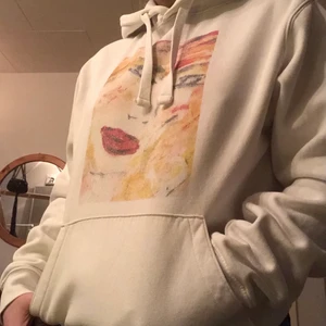 hoddie  - Vit hoodie med tryck både bak och fram. Knappt använd så väldigt bra skick! Nypris: 599kr.