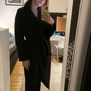 Svart vår/höstkappa  - Shein med band
