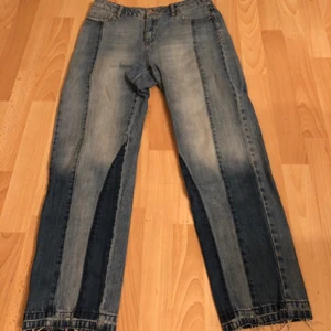 jeans - Mid-waist/low-waist jeans, uppsprättade där nere. Knappt använda!