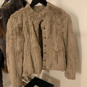 Beige/brun  Teddyjacka  - Teddyjacka i bra skick i Stl S (använd få antalgånger ) köpt från vero Moda  