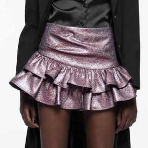 Metallisk/glittrig kjol från zara - Snygg metallisk kjol från zara, ny med lappen kvar. Helt slutsåld. Spårbar frakt tillkommer på 51kr