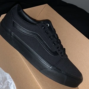 Vans skor - Intressekoll!!!! Någon som är intresserad av ett par svarta Vans skor som är helt oanvända, inte ens testad. Kartongen medföljer. Hör av er!