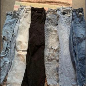 Klädpaket  - Behöver bli av me allt därför säljs det billigt i klädpaket🤍 6st jeans för 300kr men pris kan alltid diskuteras🤍