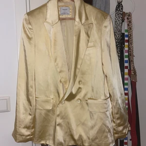 Siden kavaj ljusgul🤩 - Såå fin kavaj från bershka! Använd 1 gång ☮️ i nyskick! DM för mer bilder eller frågor 🤝