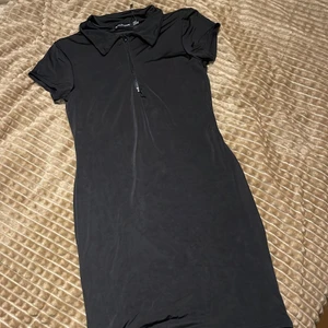 Klänning  - Klänning med dragkedja i mitten 🤍 S men passar mer en XS