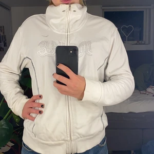 Vit Nike hoodie  - Säljer denna supercoola vita Nike hoodie. Jättefint silver broderat på mitten av tröjan (se bilder). Köpt secondhand och lite sliten men absolut användbar❤️skriv för frågor❤️