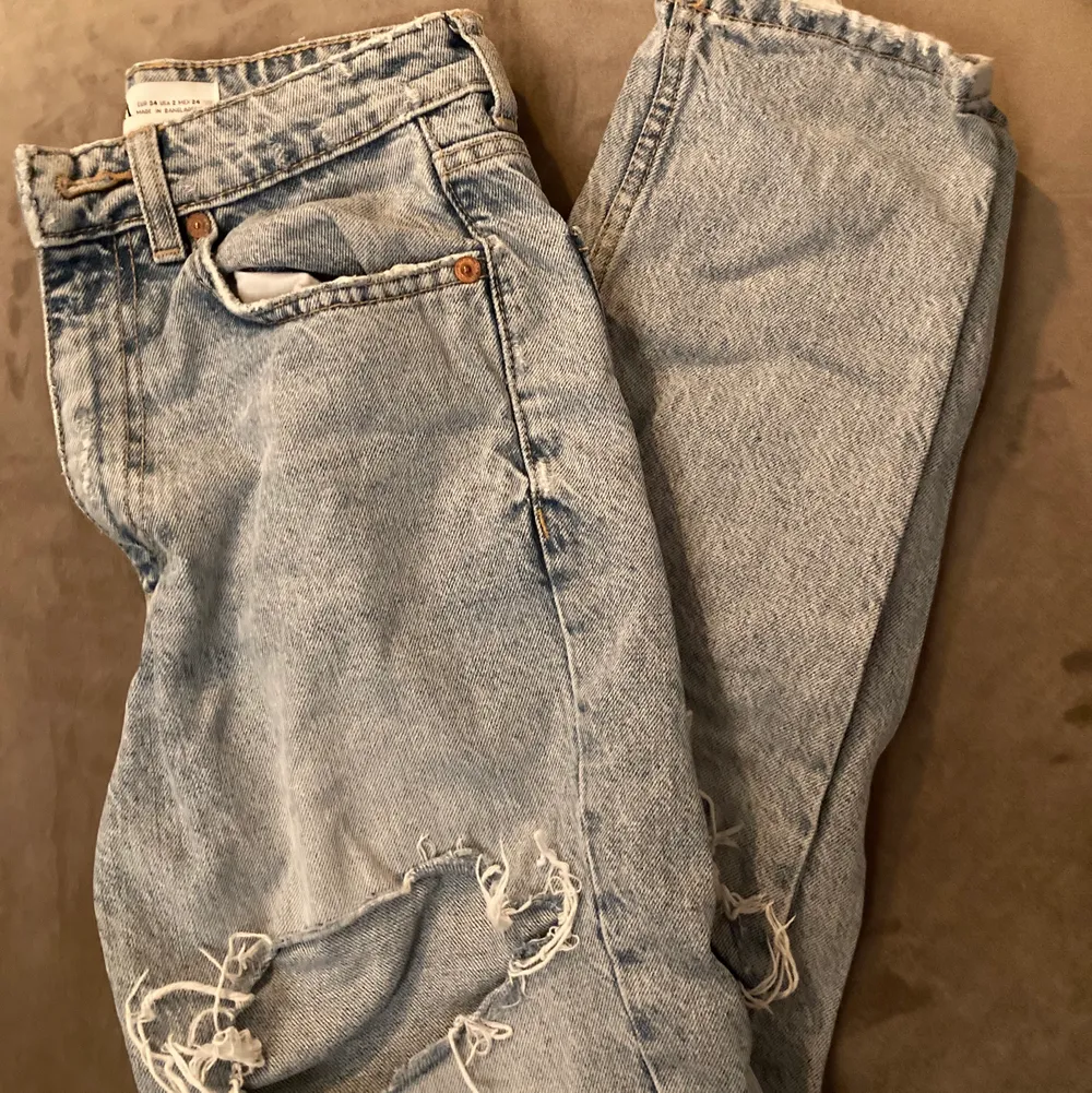 Säljer midwaisted blå jeans från zara använd ett fåtal gånger! Bra skick och bra passform!. Jeans & Byxor.