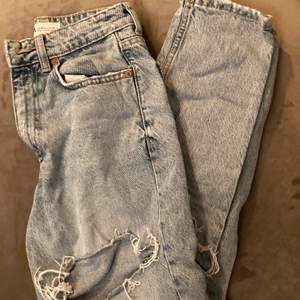 Säljer midwaisted blå jeans från zara använd ett fåtal gånger! Bra skick och bra passform!
