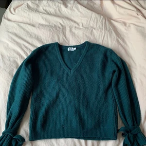 Stickad tröja  - Mysig tröja från linn alhborgs kollektion. Slutsåld och efterfrågad. (Första bilden är lånad)