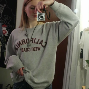 Sweatshirt - Skitsnygg grå collage tröja köpt second hand. Bra skick.