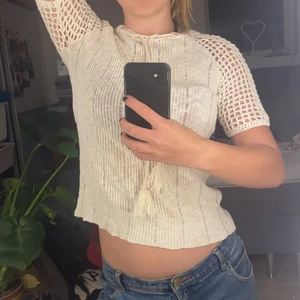 Stickad tröja  - Säljer denna jättecool vita stickade tröja. Med häftiga detaljer på ärmarna och två toffsar fram till💖💖passar S. Inte alls sliten💖💖skriv för frågor 