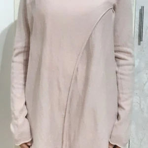Blus/tröja - Sitter fint på kroppen och är i jättebra skick. Och den är väldigt fin.