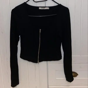 Svart tröja frå NA-KD - Svart tröja tröja från NA-KD. Storlek xs. 