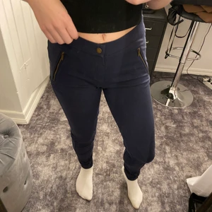 Mjukis - Blå mjukis i ett mjukt matrial i bra skick och två stycken fickor där bak på byxan samt två fake fickor där fram. Jag är 165 cm lång för referens och dessa är perfekt längd! Kontakta mig vid intresse/frågor. Köparen står för frakten (66kr) & tar endast swish✨