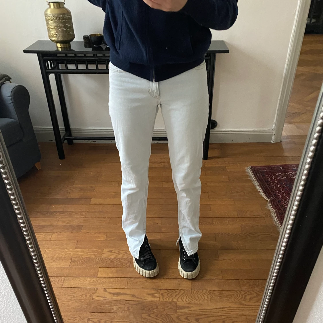 Ljusblå jeans med slits