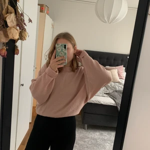 Stickad tröja från Nelly  - Mjuk stickad tröja från Nelly. Ballongarmar. Superfint skick men säljes då den inte kommer till användning.  Storlek xs. 