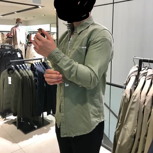 Grön jeansjacka - En snygg grön jeansjacka från ZARA. Med slitna detaljer💚 I storleken M. Han på bild är 180cm lång. Skriv för mer detaljer :) Köpt för cirka 400-500kr och använd ett fåtal gånger.