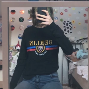 Svart sweatshirt med tryck  - Säljer denna svara sweatshirt med tryck. I fint skick knappt använd men säljer pga att den inte kommer till användning. Om annan frakt önskas så fixar jag det.