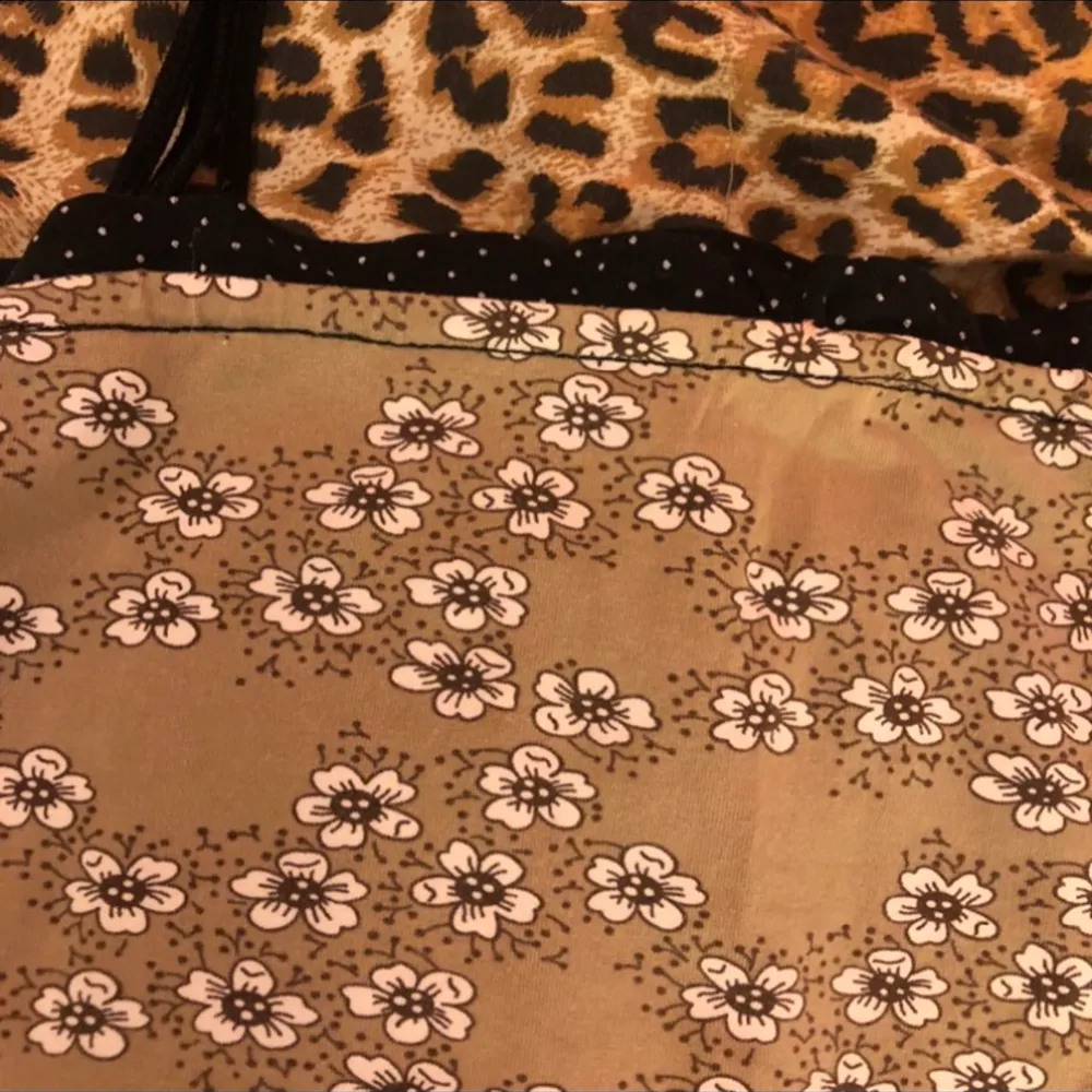 Tight klänning i blommigt material❤️ brun/beige färg. Kjolar.