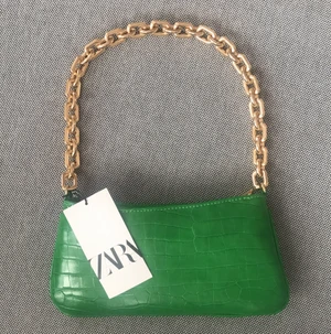 Söt väska i härlig grön färg - Jättesöt liten väska från Zara. Aldrig använd. Ca 27x12 cm.