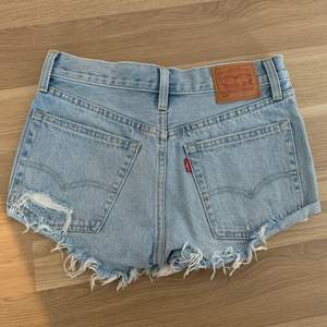 ‼️ IGNORERA ATT DET STÅR BUDGIVNING, KAN INTE ÄNDRA ‼️ Superfina jeansshorts från märket Levi’s 501. Köptes för cirka två år sedan, och har endast kommit till användning ett fåtal gånger eftersom jag växte ur de snabbt. Passar någon med storlek W25 (ungefär som en XS). De köptes för över 1000kr och är unika, de säljs inte längre på sidan. Säljes för 300kr + frakt (62kr). TOTALPRIS: 362kr 🤍 