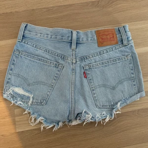 Levi’s jeansshorts 501 W25 - ‼️ IGNORERA ATT DET STÅR BUDGIVNING, KAN INTE ÄNDRA ‼️ Superfina jeansshorts från märket Levi’s 501. Köptes för cirka två år sedan, och har endast kommit till användning ett fåtal gånger eftersom jag växte ur de snabbt. Passar någon med storlek W25 (ungefär som en XS). De köptes för över 1000kr och är unika, de säljs inte längre på sidan. Säljes för 300kr + frakt (62kr). TOTALPRIS: 362kr 🤍 