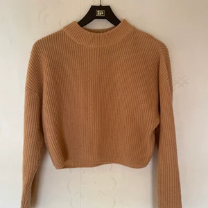 Croppad stickad - En croppad stickad tröja från H&M. Oanvänd. Passar mig som har S. 