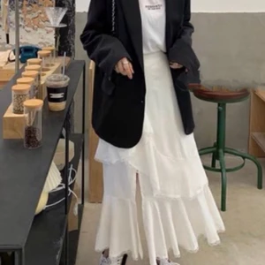 Fairy grunge kjol vit - Vit fairy grunge kjol!!!! Asså så snygg! Haft en gång, nyskick jättefin! Trendig och passar seriöst allt! Passar alla från xs-m! Längd passar på folk 160-175. Jag stylar den också som cottagecore fett användbart. Nypris 349kr