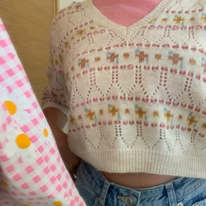 Stickad tröja  - Säljer denna supergulliga tröja då den tyvärr inte kommer till användning ☀️ endast använd typ 3 gånger så som ny ! 