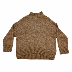 Brown knitwear - skön tröja när det blir kallt. den är brun med hög krage