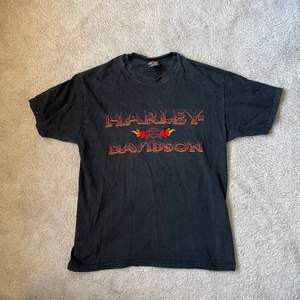 Harley Davidson T-shirt. Strl.L. Har ett litet hål vid halsen, se bild. Köparen står för frakt. ❤️‍🔥