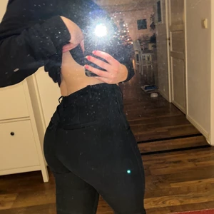 Kostymbyxor - Svarta kostymbyxor från H&M i fint skick. De är korta i längden med liten slits längst ned. Sitter superfint över rumpa och sitter tight i midjan. Dragkedja vid midjan, mjukt kostymbyxa material. Midwaist.