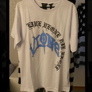 Vlone t-shirt - Bra passform! ) Inga fläckar, vill bli av med! Sitter som en storlek M/L. Skriv vid instresse eller för fler bilder! Nypris 1100-1400 kr